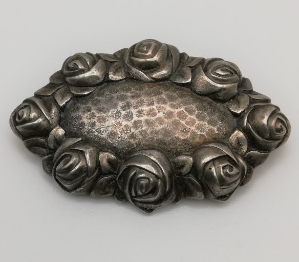 Andreas Odenwald signed c1900 German Jugendstil brooch in silver with roses and hammered silver