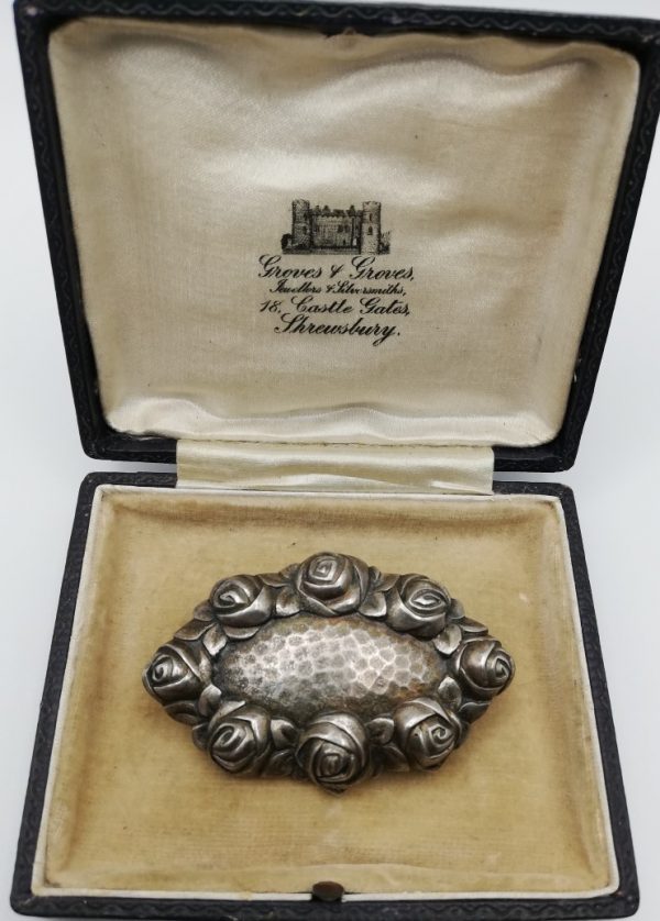 Andreas Odenwald signed c1900 German Jugendstil brooch in silver with roses and hammered silver
