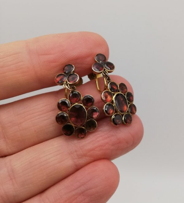 Victorian c1880 beautiful 9ct gold and flat cut garnets drop earrings with original screw backs