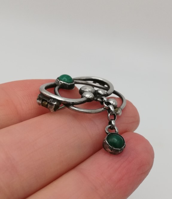 Lovely Arts and Crafts c1900 silver dangle brooch with green stones, probably Scottish