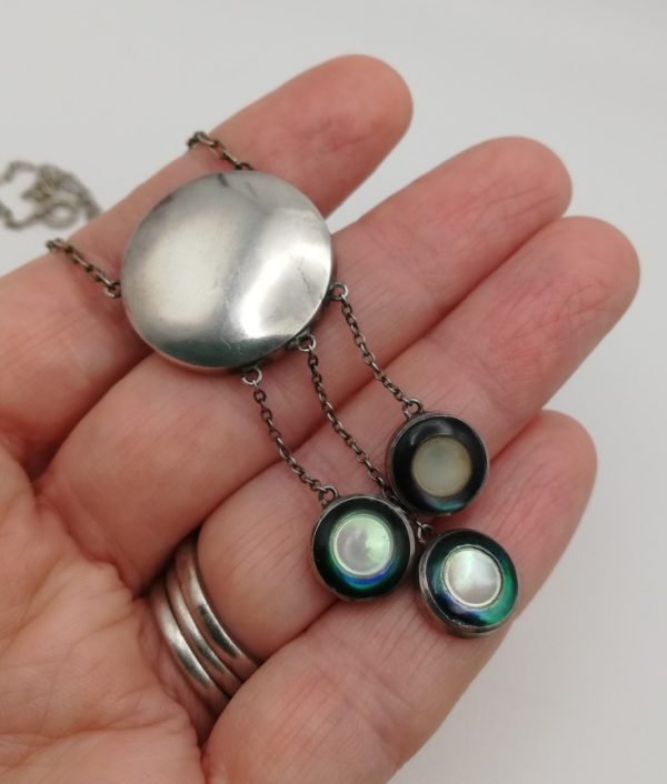1920s Sensational early Art Deco negligee pendant necklace in silver with mother-of-pearl