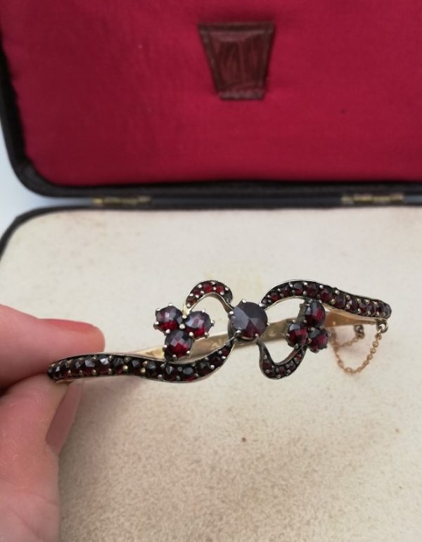 Victorian c1890 Bohemian garnets bracelet in Toi et Moi lucky clover design - beautiful