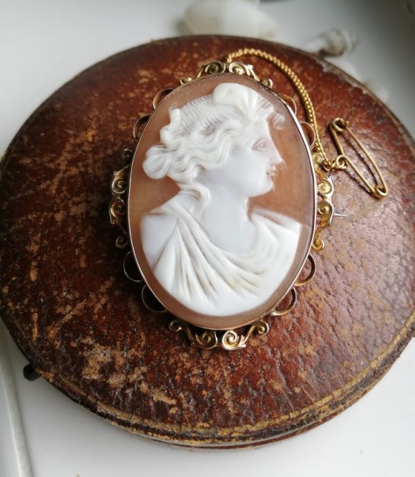 9ct gold Victorian / Edwardian carved shell cameo fully stamped gold and signed by maker on reverse 1916