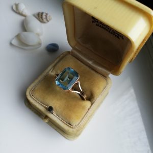 Art Deco 1930s 9ct gold stamped ring with super sparkly topaz paste stone, in original 1930s bakelite box