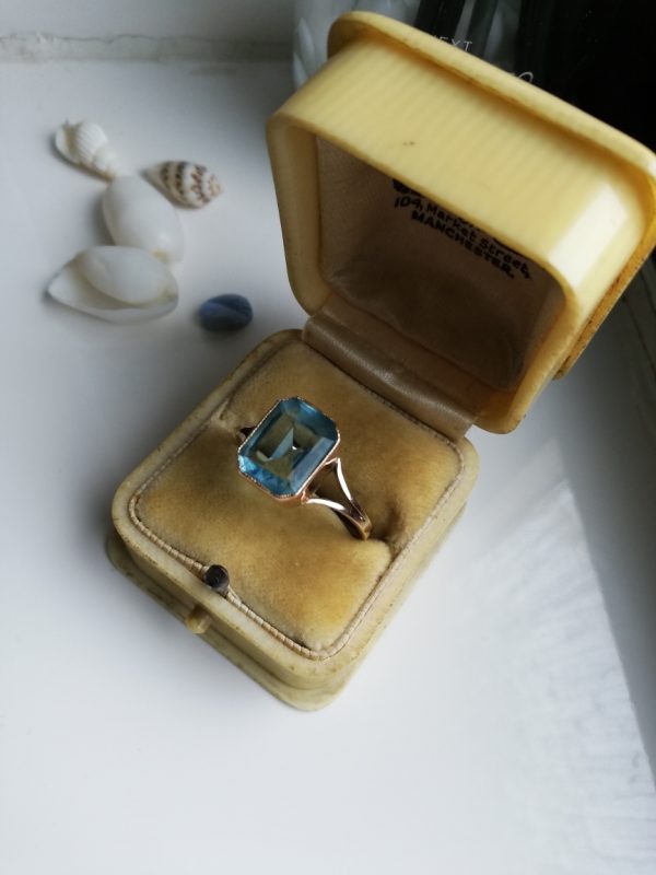 Art Deco 1930s 9ct gold stamped ring with super sparkly topaz paste stone, in original 1930s bakelite box