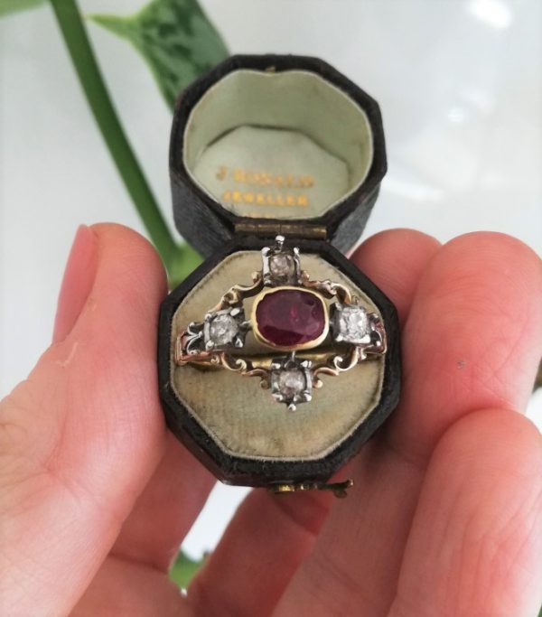 Impressive antique Georgian ruby and old-cut diamonds ring in 14ct yellow gold