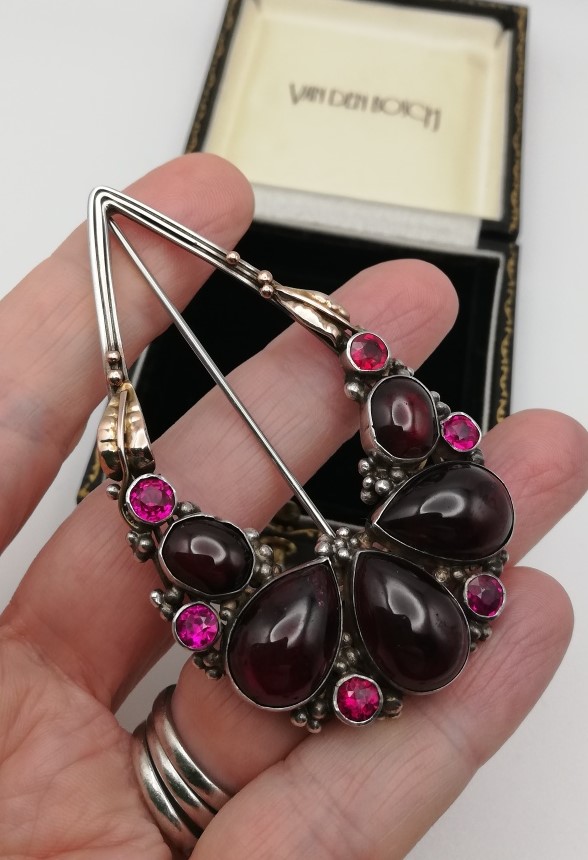 Dorrie Nossiter 1930s delicious statement Arts and Crafts horseshoe brooch in silver, gold, almandine garnets and rubies