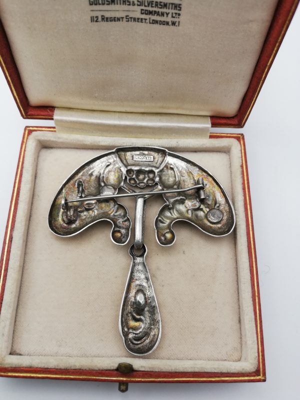 S L Jacobsen, Denmark c1910 delicious Skonvirke / Art Nouveau brooch in silver with chrysoprase