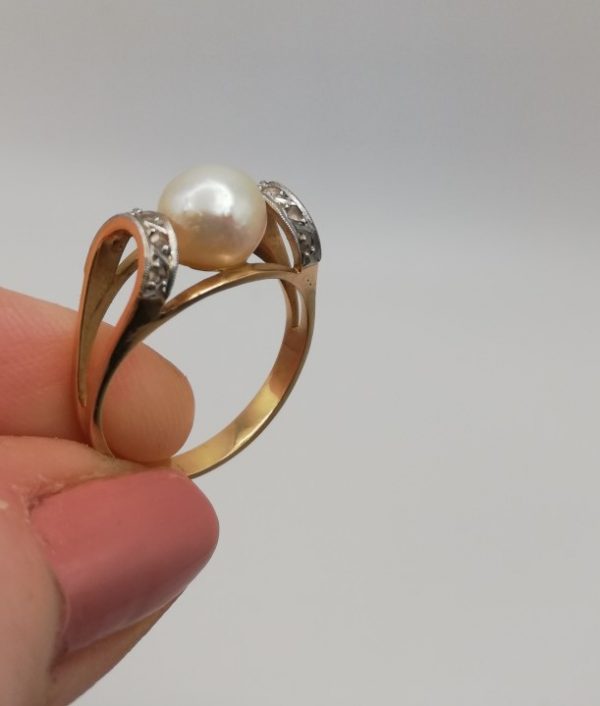 Late1920s Art Deco ring, in 18ct gold and platinum with natural pearl and old-cut diamonds