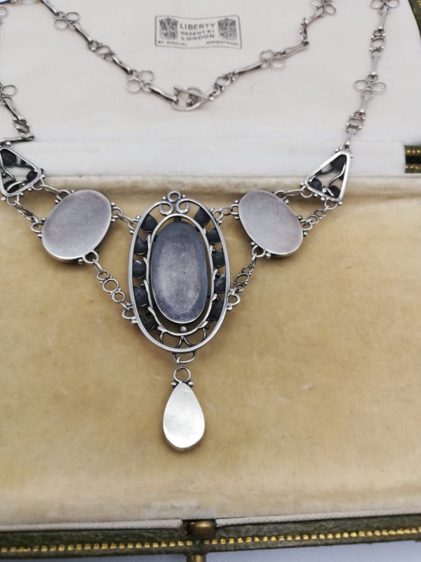 Important Arts and Crafts necklace Artificers' Guild attr c1910 in silver with mother of pearl
