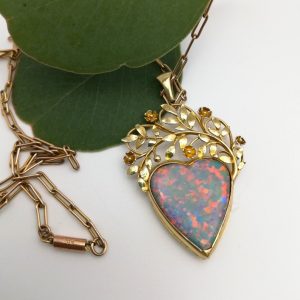 c1905 Artificers' Guild attr Arts and Crafts18ct gold heart-shaped opal pendant on gold chain