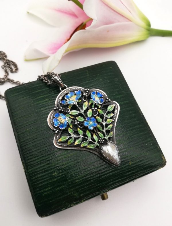 Exceptional c1900 Arts and Crafts enamel flowers and heart blister pearl pendant necklace