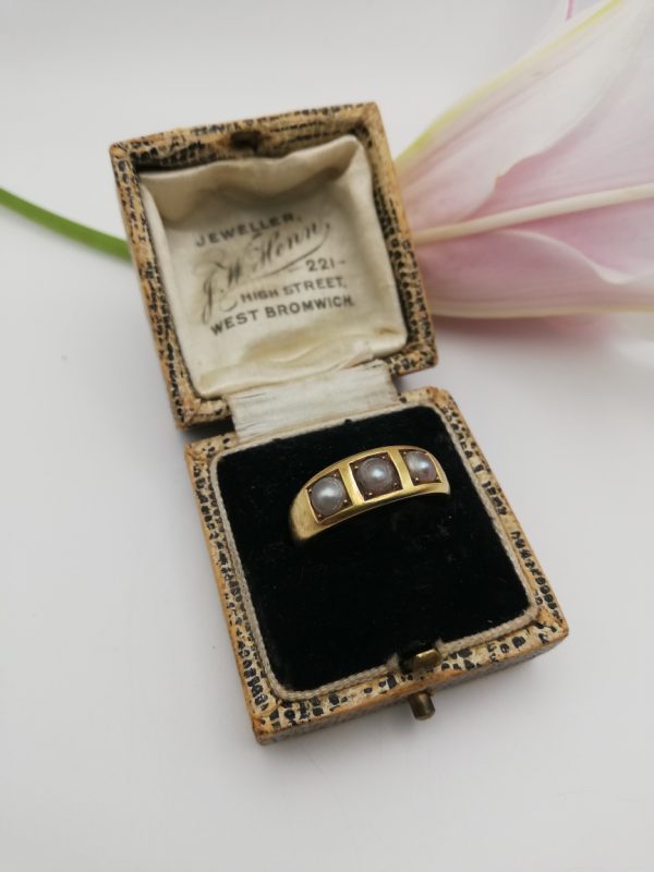 Antique Edwardian 18ct gold and real pearl trilogy ring with lovely thick band