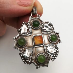 Antique Arts and Crafts pendant c1900 in sterling silver with agates and foliate design