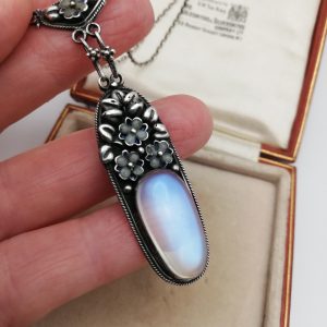 Beautiful antique Arts and Crafts pendant necklace in silver with moonstone and enamel