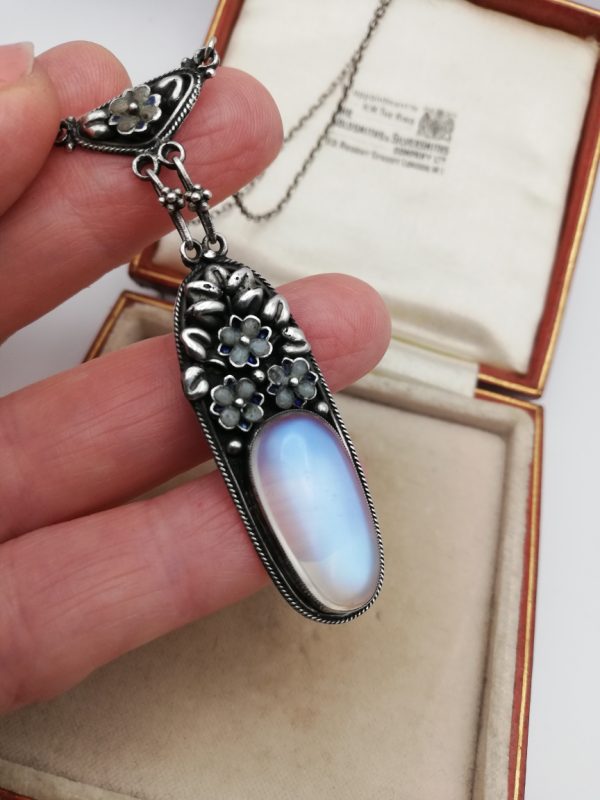 Beautiful antique Arts and Crafts pendant necklace in silver with moonstone and enamel