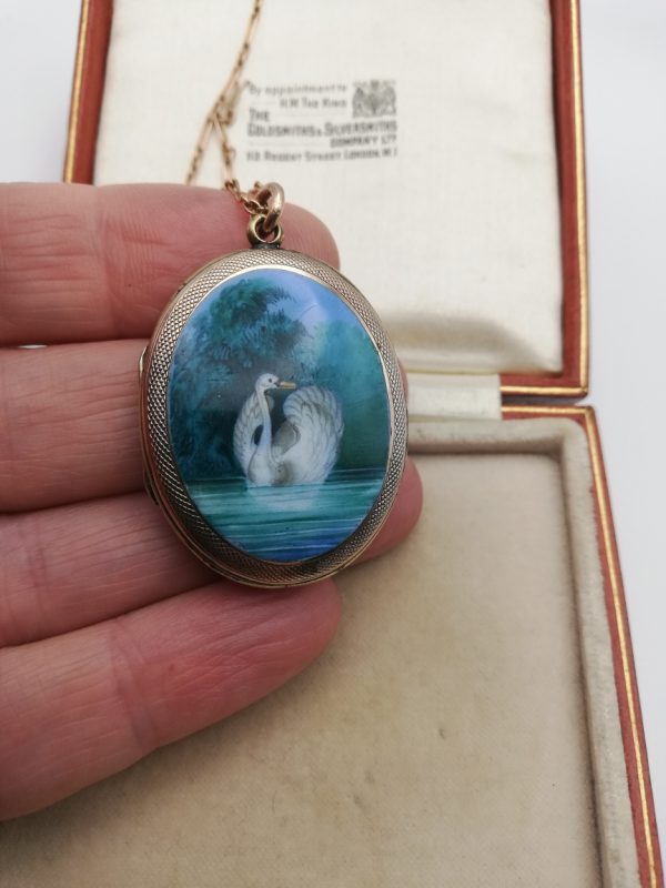 Beautiful Victorian 9ct gold and hand-painted enamel swan locket