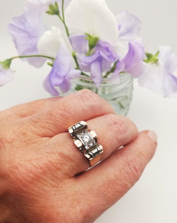 Retro 1940s 9ct gold and spinel tank ring with bow design