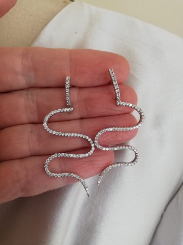 Superb 18ct white gold and 1.4ct diamonds drop snake earrings