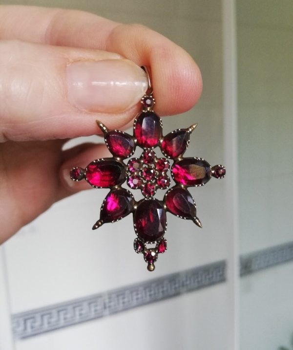 Georgian 1800s foiled flat-cut garnets and gold Maltese Cross pendant