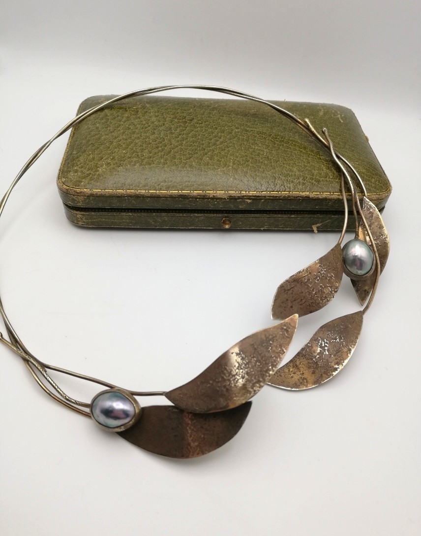 Structural foliate studio collar necklace from London 1986 in textured silver gilt with grey blister pearls Structural foliate studio collar necklace from London 1986 in textured silver gilt with grey blister pearls