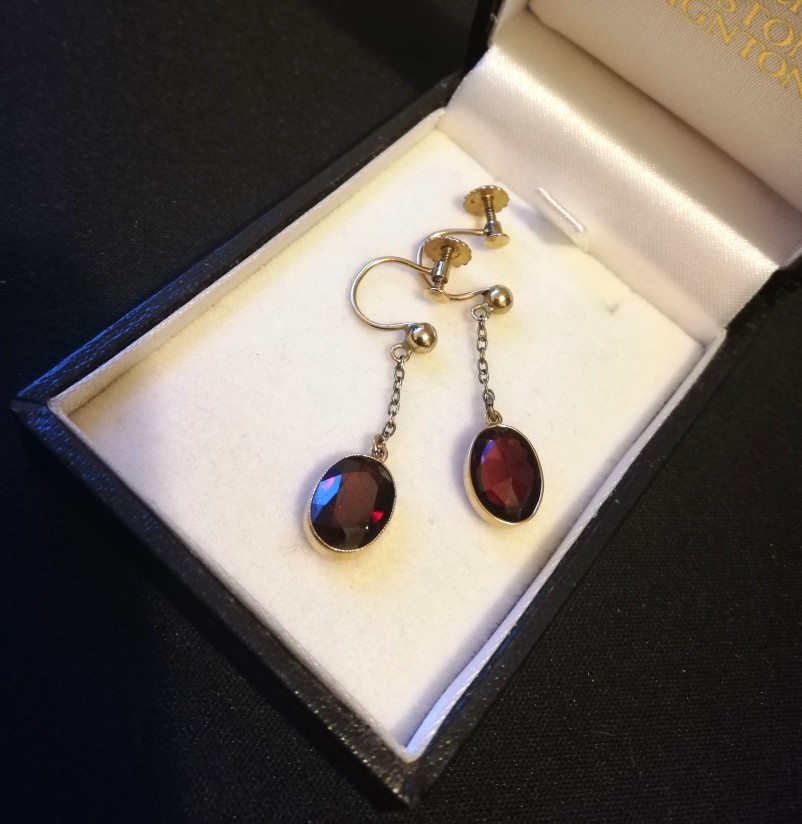 Antique Victorian 9ct gold and juicy red garnets drop earrings with original screw backs Antique Victorian 9ct gold and juicy red garnets drop earrings with original screw backs