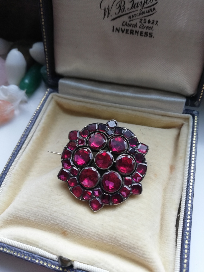 Exquisite Georgian foiled flat-cut garnets and gold flower brooch in a beautifully dense design Exquisite Georgian foiled flat-cut garnets and gold flower brooch in a beautifully dense design