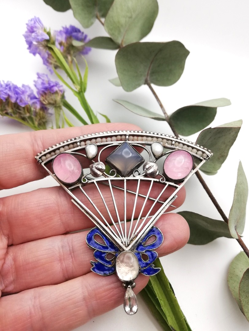 George Hunt book piece and impressive Arts and Crafts fan design brooch with enamel ribbon detail - Image 4