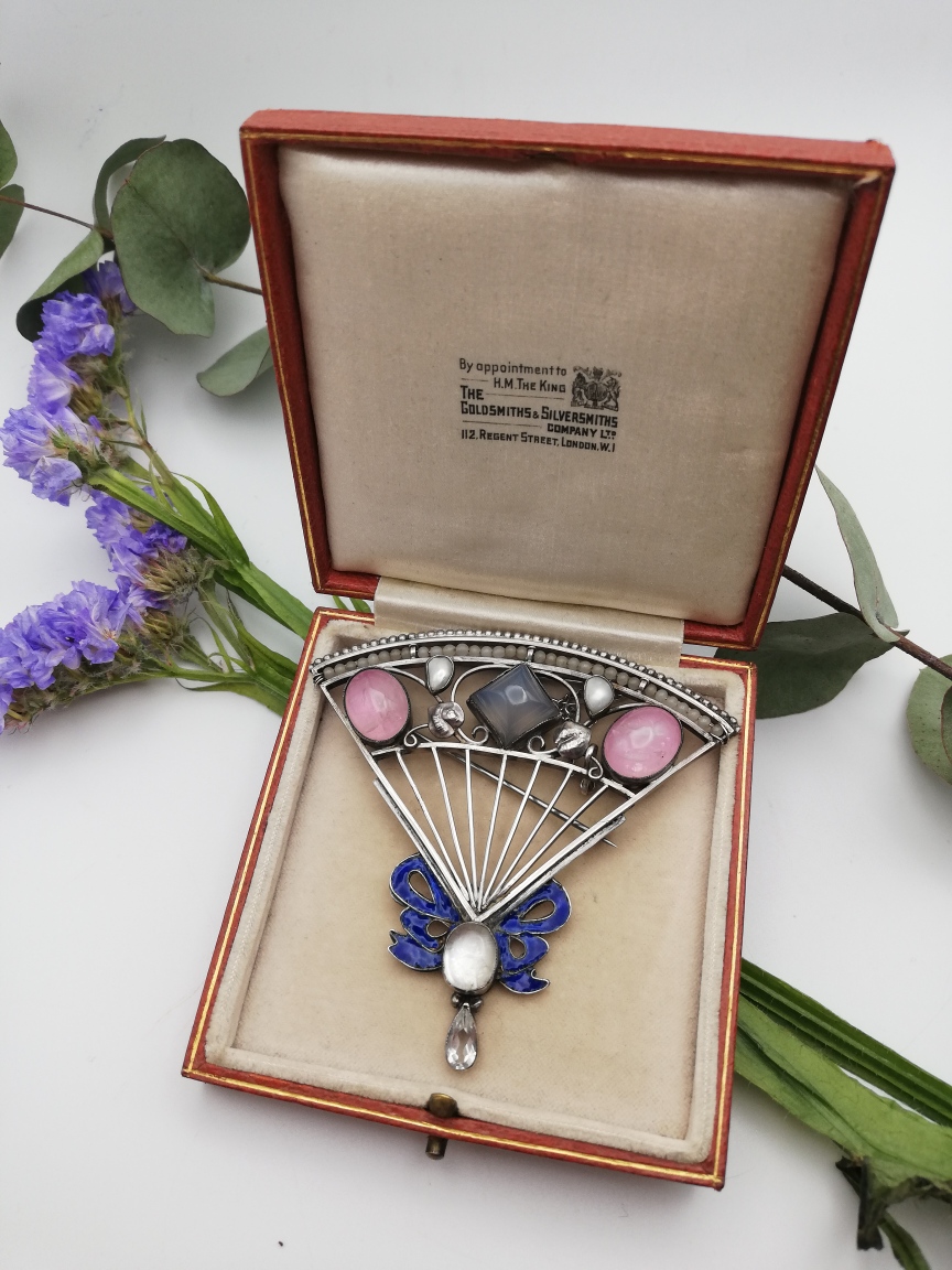 George Hunt book piece and impressive Arts and Crafts fan design brooch with enamel ribbon detail - Image 8