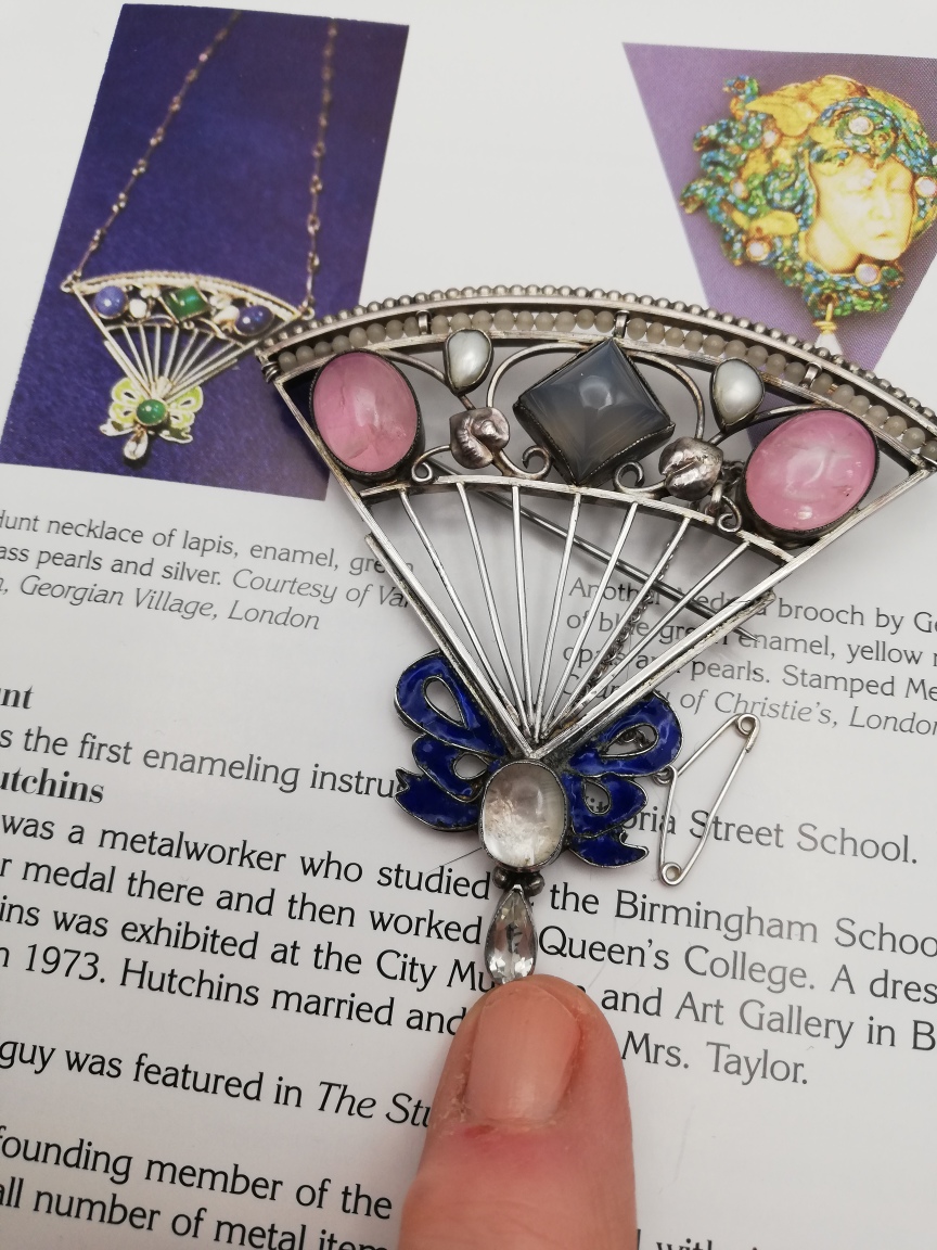 George Hunt book piece and impressive Arts and Crafts fan design brooch with enamel ribbon detail - Image 9