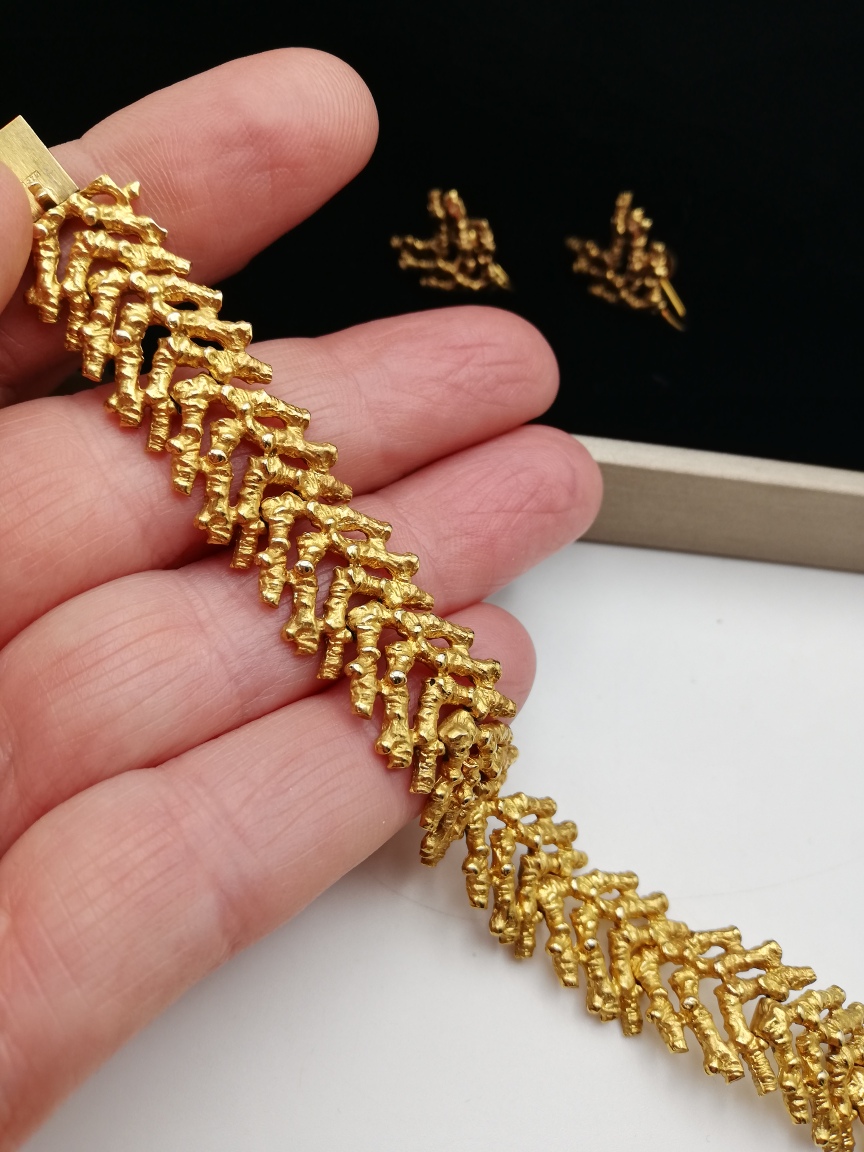Solid gold 1970s English hallmarked bracelet in organic coral design-stunning piece! - Image 4