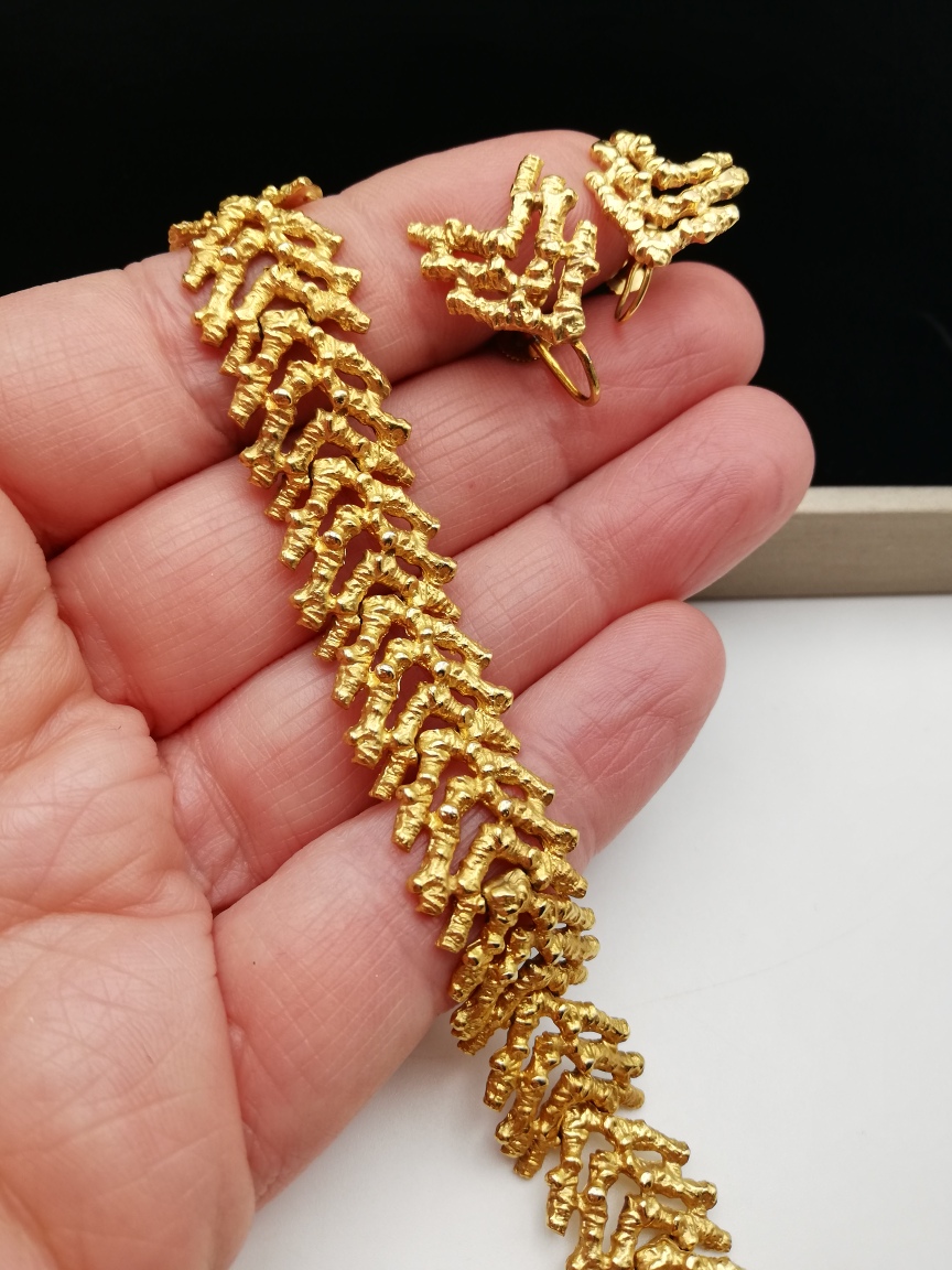 Solid gold 1970s English hallmarked bracelet, organic coral design with earrings - Image 5