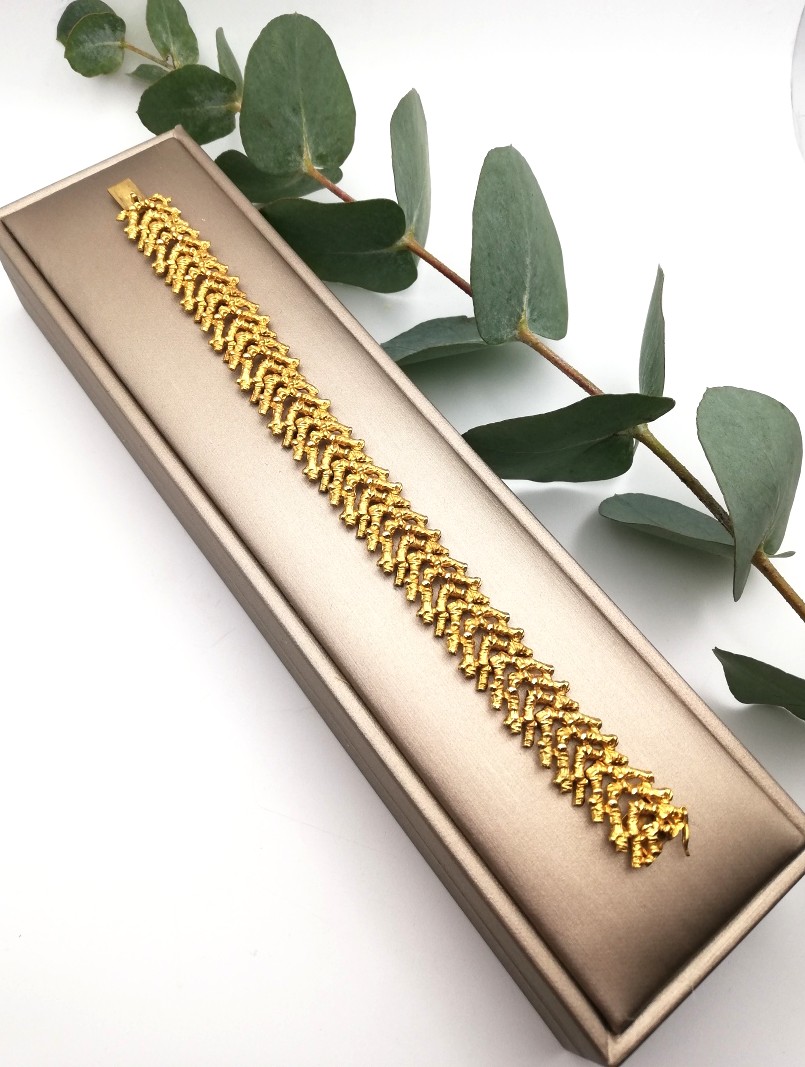 Solid gold 1970s English hallmarked bracelet in organic coral design-stunning piece! - Image 2