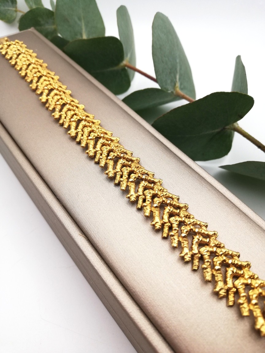Solid gold 1970s English hallmarked bracelet in organic coral design-stunning piece!
