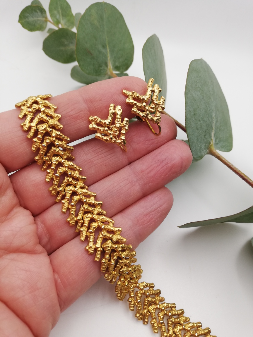 Solid gold 1970s English hallmarked bracelet, organic coral design with earrings