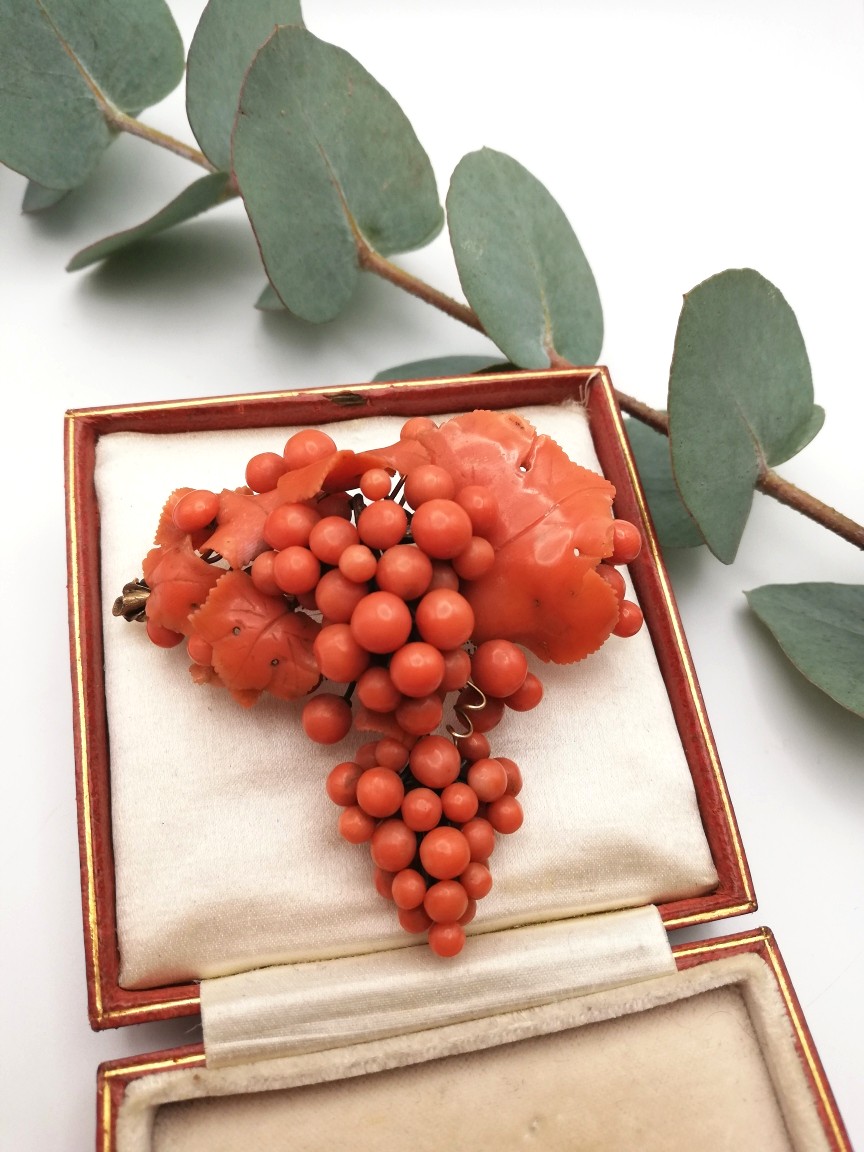 Impressive Victorian c1850 coral and gold brooch with drop - Image 2