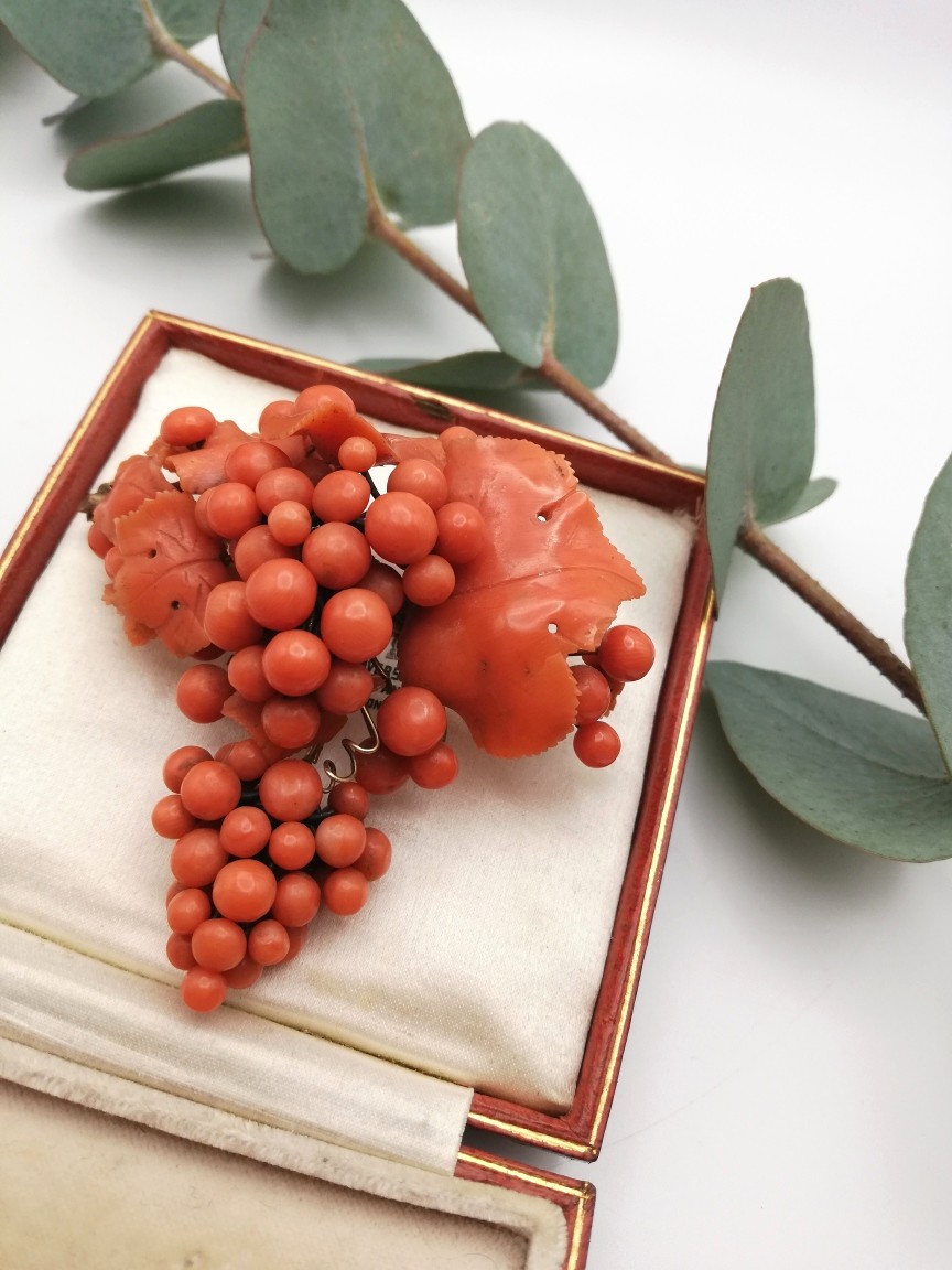 Impressive Victorian c1850 coral and gold brooch with drop - Image 3