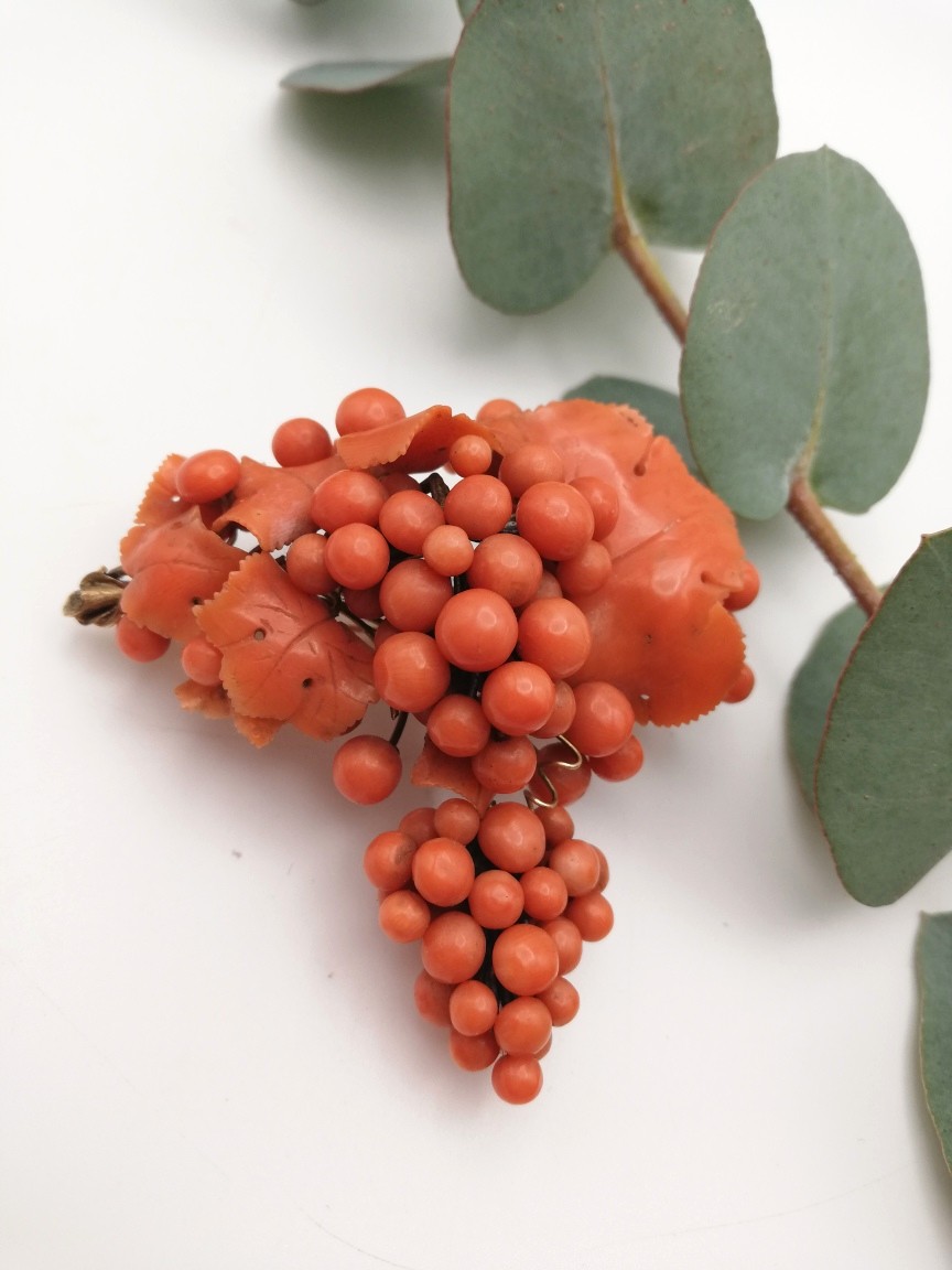 Impressive Victorian c1850 coral and gold brooch with drop - Image 5