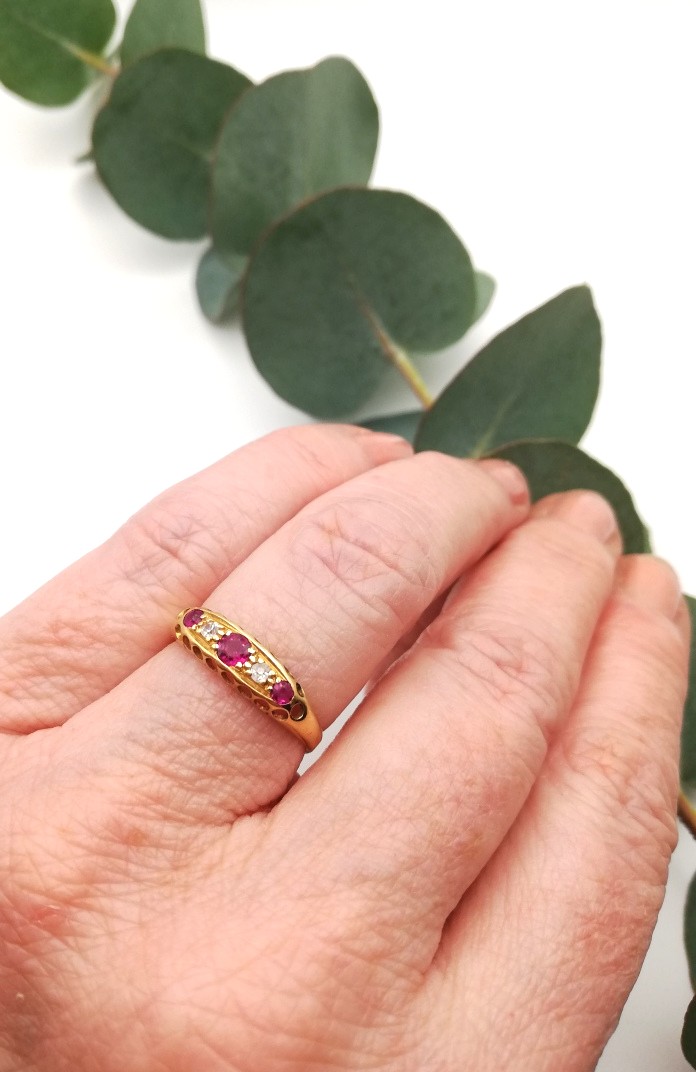 Antique 18ct gold hallmarked boat ring with rubies and diamonds - Image 4