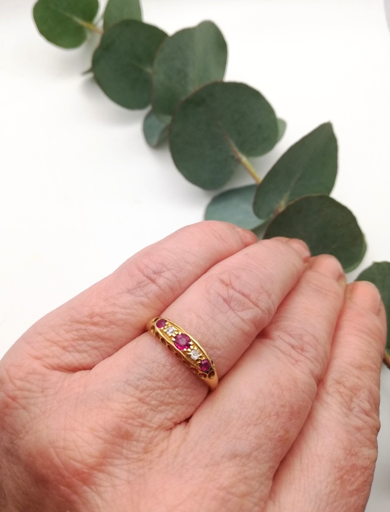 Antique 18ct gold hallmarked boat ring with rubies and diamonds - Image 5