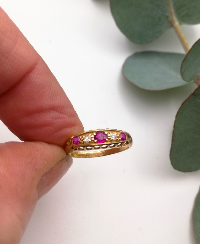 Antique 18ct gold hallmarked boat ring with rubies and diamonds - Image 3