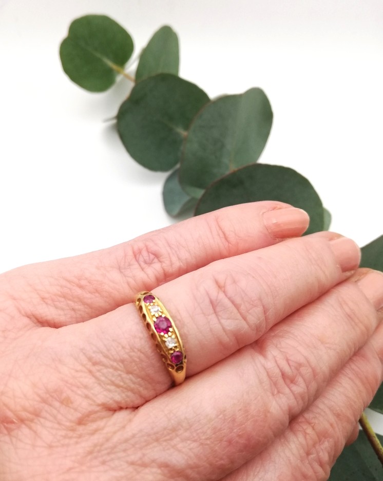 Antique 18ct gold hallmarked boat ring with rubies and diamonds - Image 6