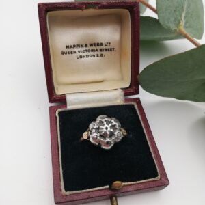 Antique Georgian / Victorian 18ct gold ring with diamond chips and leaves on shoulders