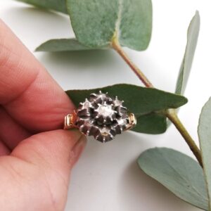 Antique Victorian 18ct gold and diamonds daisy engagement ring