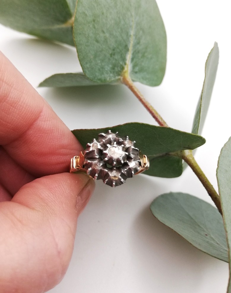 Antique Victorian 18ct gold and diamonds daisy engagement ring