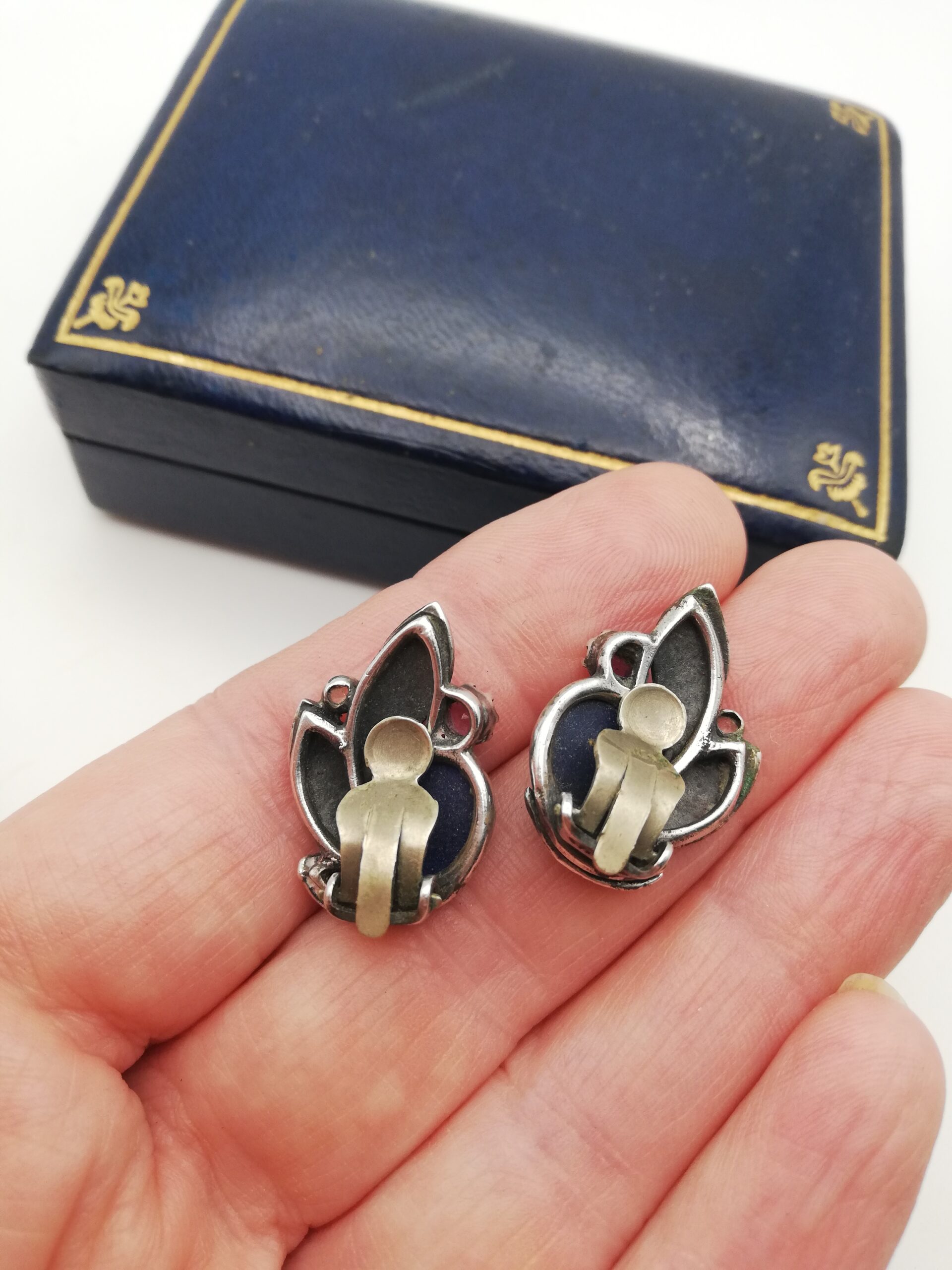 Rare Bernard Instone Arts and Crafts earrings with foiled rose quartz and amethyst - Image 4