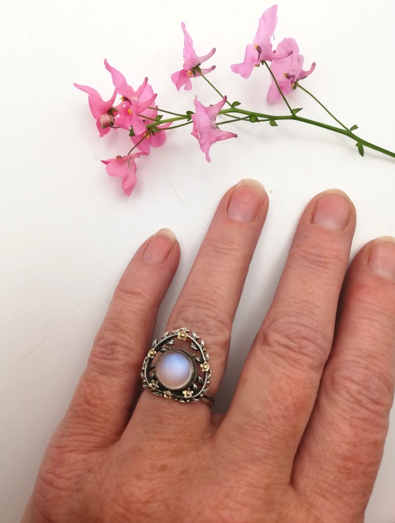 Unique Gaskin Museum piece Arts and Crafts ring in silver and gold with Ceylon blue moonstone c1900s - Image 6