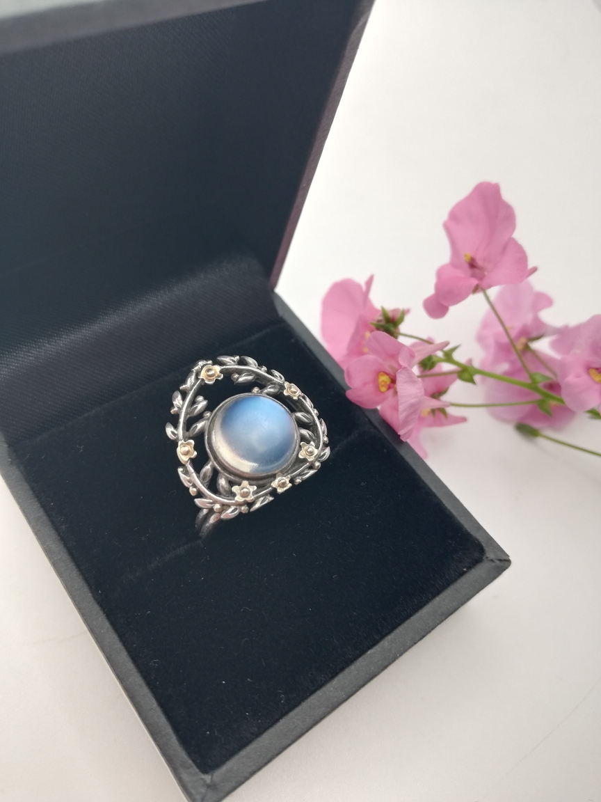Unique Gaskin Museum piece Arts and Crafts ring in silver and gold with Ceylon blue moonstone c1900s - Image 3