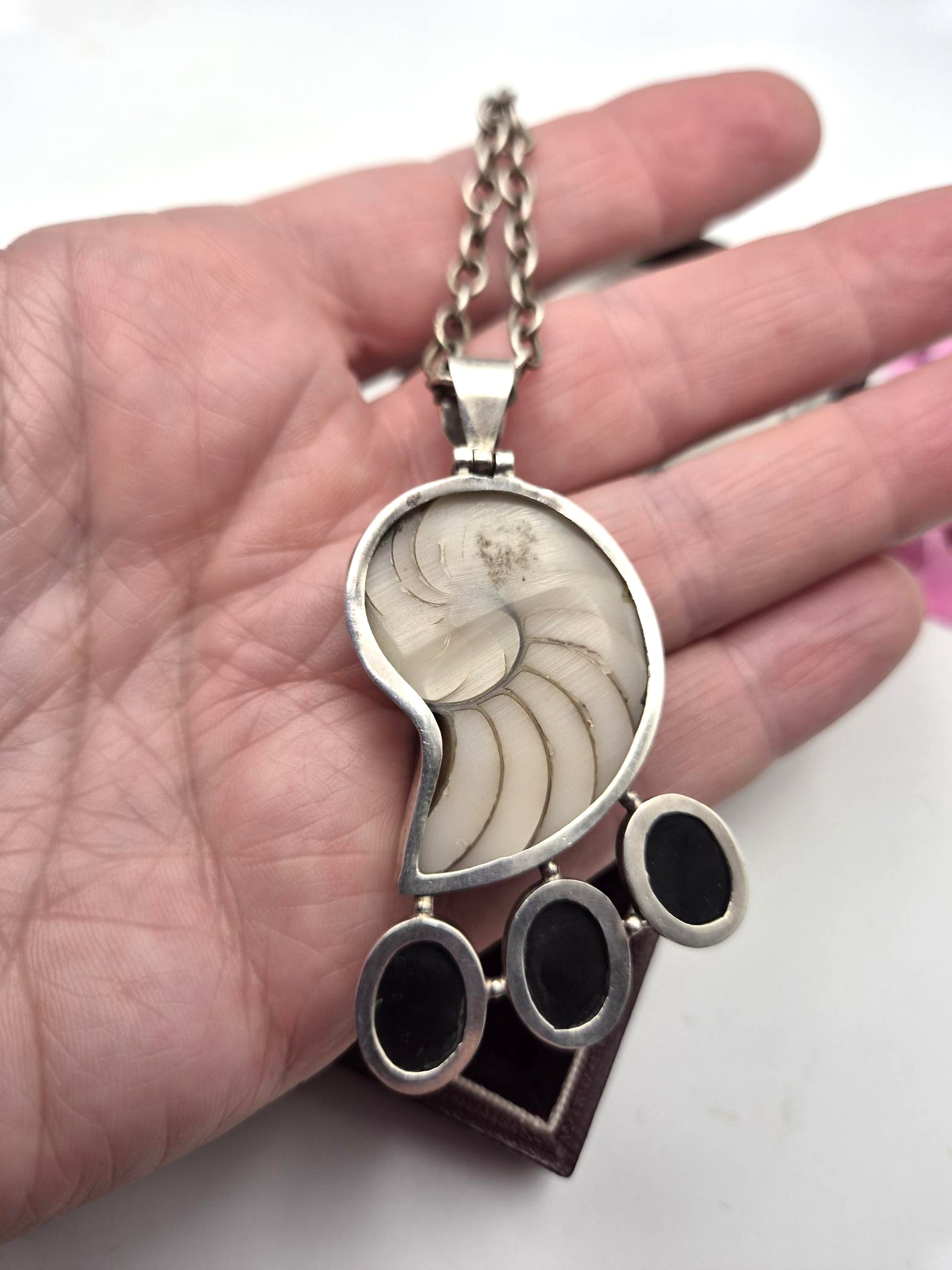 Vintage Arts and Crafts nautilus shell pendant in silver with antique chain - Image 8
