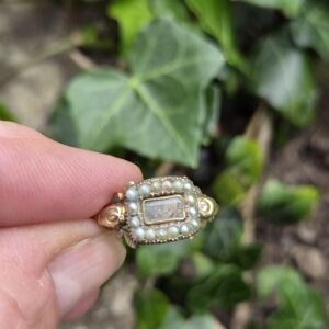 1800s Georgian 15ct gold and seed pearl mourning ring